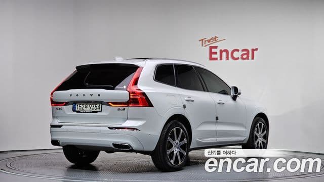 Volvo XC60 2021 — ფოტო 1/20