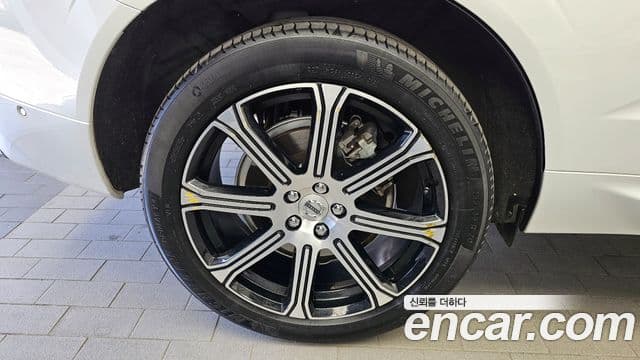 Volvo XC60 2021 — ფოტო 4/20