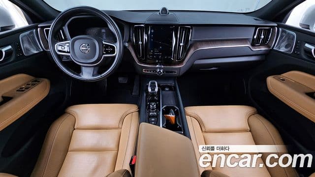 Volvo XC60 2021 — ფოტო 10/20