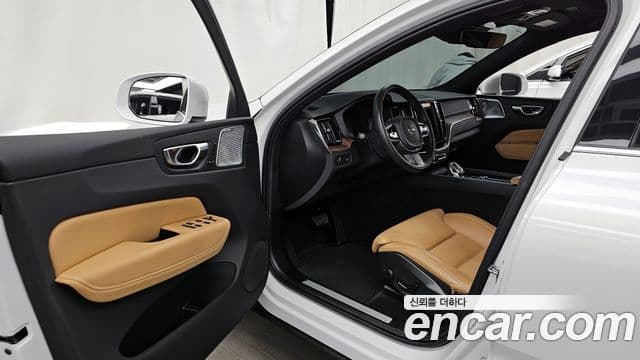 Volvo XC60 2021 — ფოტო 8/20