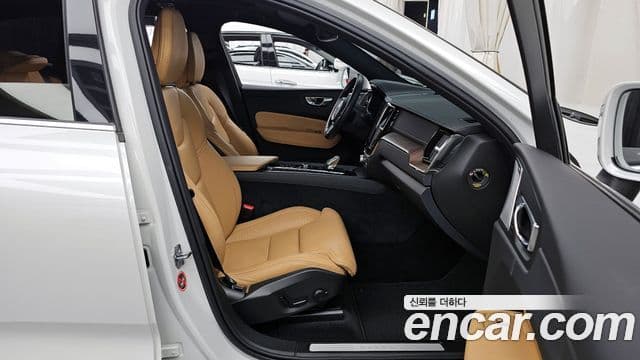 Volvo XC60 2021 — ფოტო 11/20