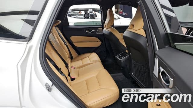 Volvo XC60 2021 — ფოტო 12/20