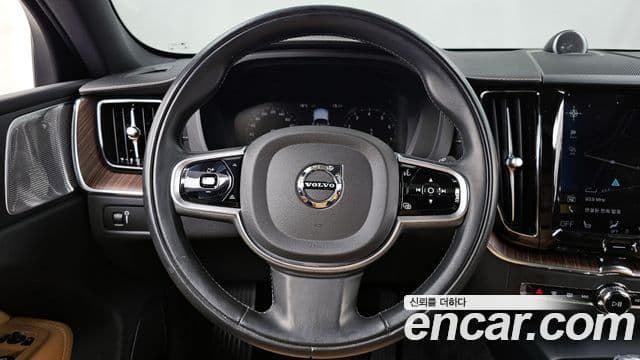 Volvo XC60 2021 — ფოტო 13/20
