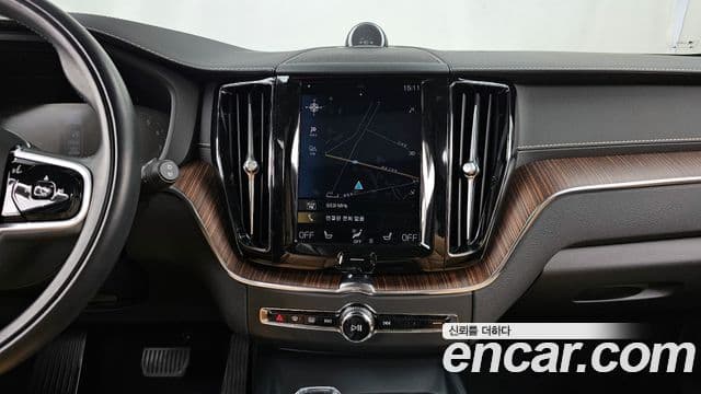 Volvo XC60 2021 — ფოტო 14/20