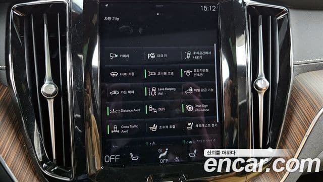 Volvo XC60 2021 — ფოტო 16/20