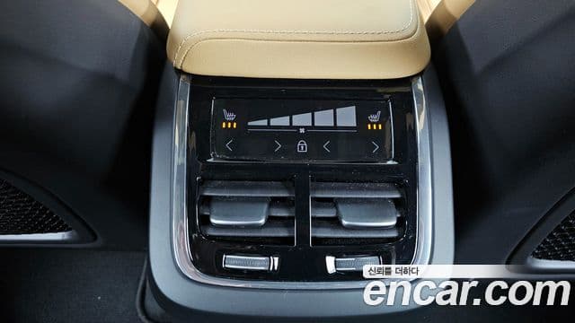 Volvo XC60 2021 — ფოტო 18/20