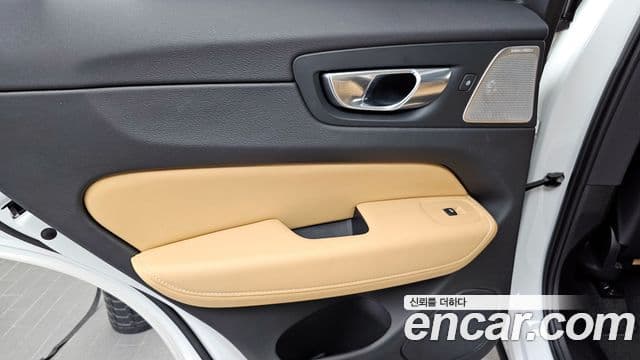 Volvo XC60 2021 — Photo 20/34