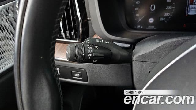 Volvo XC60 2021 — Photo 13/34