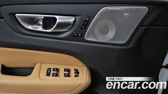 Volvo XC60 2021 — Photo 28/34