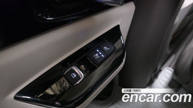 Kia Carnival 2021 — ფოტო 18/20