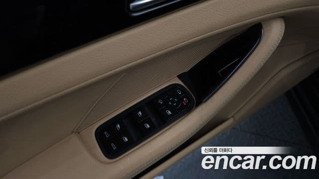 Porsche Panamera 2018 — ფოტო 23/33
