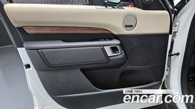 Land Rover Discovery 5 2019 — Photo 8/30