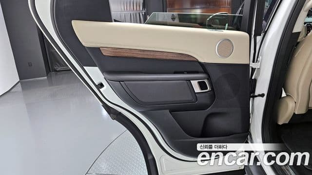 Land Rover Discovery 5 2019 — Photo 10/30