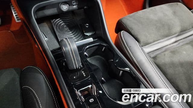 Volvo XC40 2018 — Şəkil 9/20