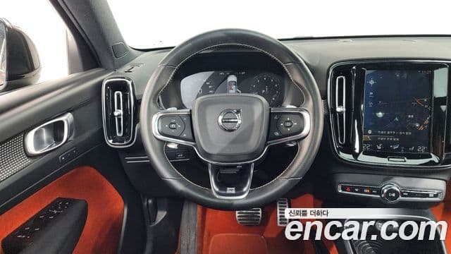 Volvo XC40 2018 — Şəkil 13/20