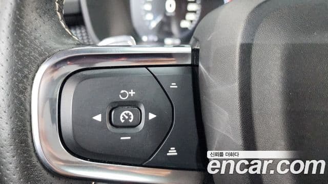 Volvo XC40 2018 — Şəkil 16/20
