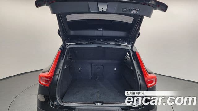 Volvo XC40 2018 — Şəkil 19/20