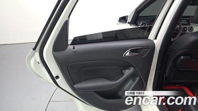 Mercedes-Benz B-Class 2018 — Photo 27/30