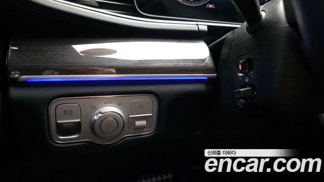 Mercedes-Benz GLE-Class 2021 — Photo 15/33
