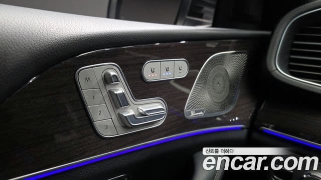 Mercedes-Benz GLE-Class 2021 — Photo 17/33