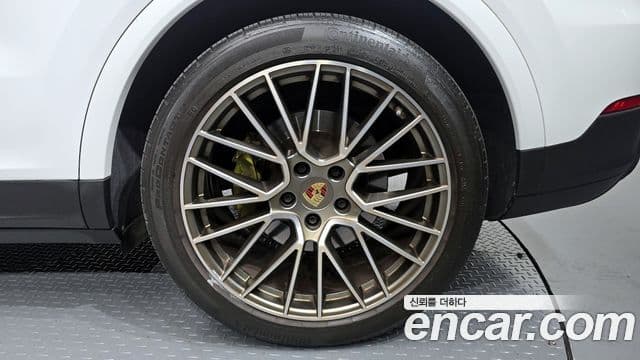 Porsche Cayenne 2023 — Photo 14/32
