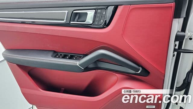 Porsche Cayenne 2023 — Photo 22/32