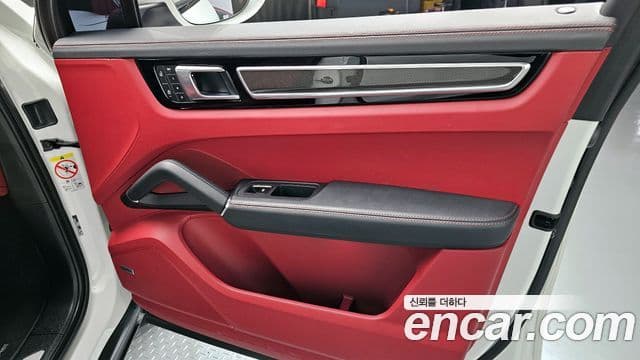 Porsche Cayenne 2023 — Photo 11/32