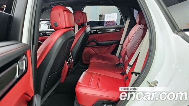 Porsche Cayenne 2023 — Photo 16/32
