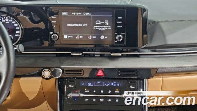 Kia Carnival 2023 — ფოტო 19/20