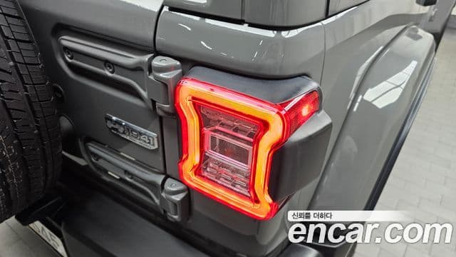Jeep Wrangler 2021 — ფოტო 10/30
