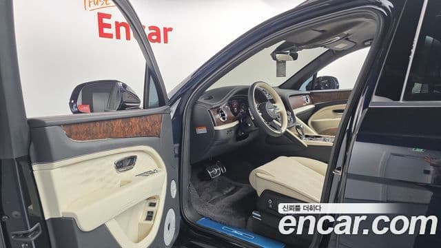 Bentley Bentayga 2025 — Şəkil 13/20