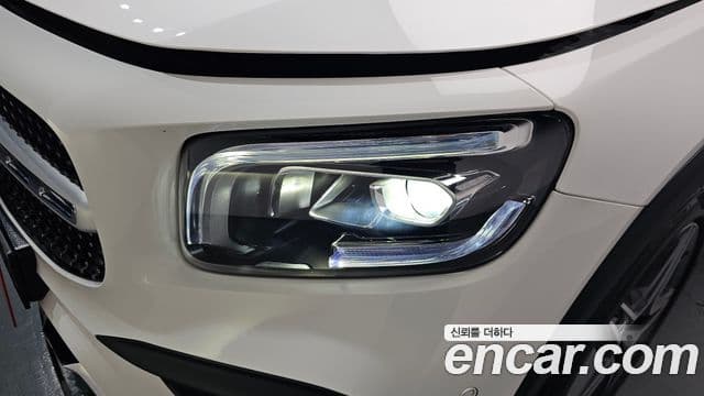 Mercedes-Benz GLB-Class 2023 — Photo 8/33