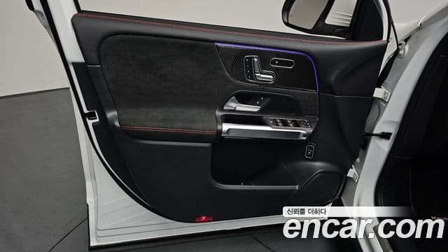Mercedes-Benz GLB-Class 2023 — Photo 30/33