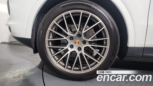 Porsche Cayenne 2023 — ფოტო 5/20