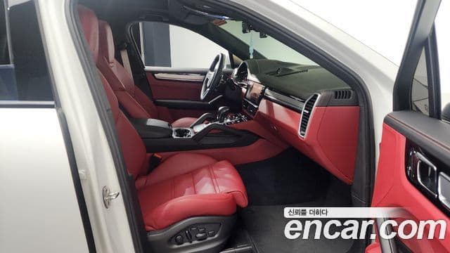 Porsche Cayenne 2023 — ფოტო 11/20