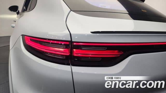 Porsche Cayenne 2023 — Photo 17/39