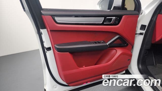 Porsche Cayenne 2023 — Photo 39/39