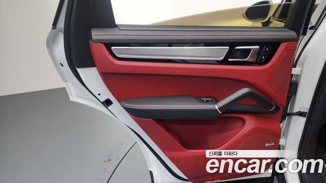 Porsche Cayenne 2023 — Photo 8/39