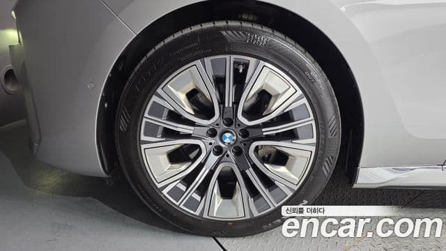 BMW 7 Series 2023 — ფოტო 5/20