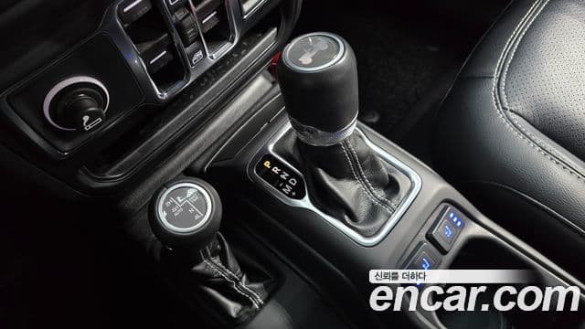 Jeep Wrangler 2022 — ფოტო 13/32