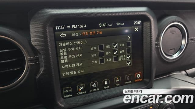 Jeep Wrangler 2022 — ფოტო 18/32