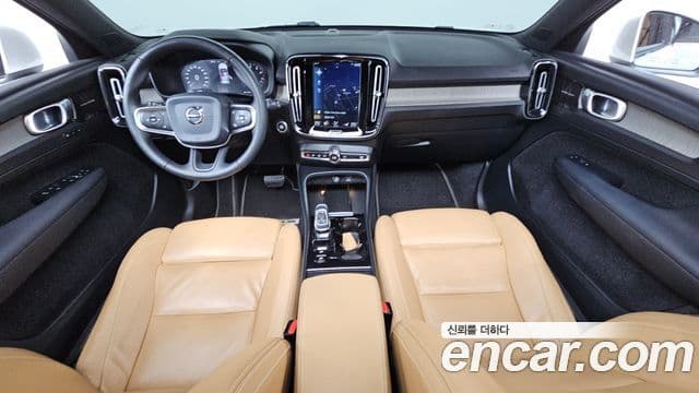 Volvo XC40 2019 — ფოტო 7/20