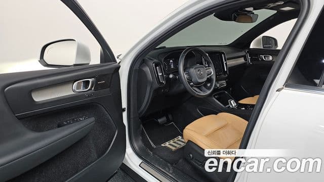 Volvo XC40 2019 — ფოტო 10/20
