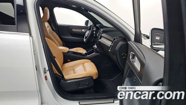 Volvo XC40 2019 — ფოტო 11/20
