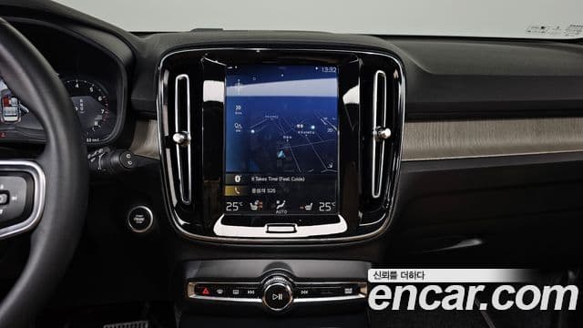 Volvo XC40 2019 — ფოტო 13/20