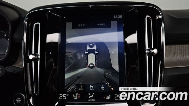 Volvo XC40 2019 — ფოტო 14/20