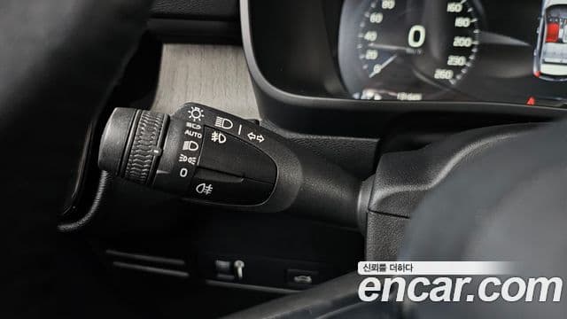 Volvo XC40 2019 — ფოტო 16/20