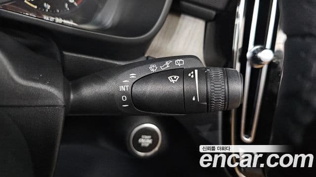Volvo XC40 2019 — ფოტო 17/20