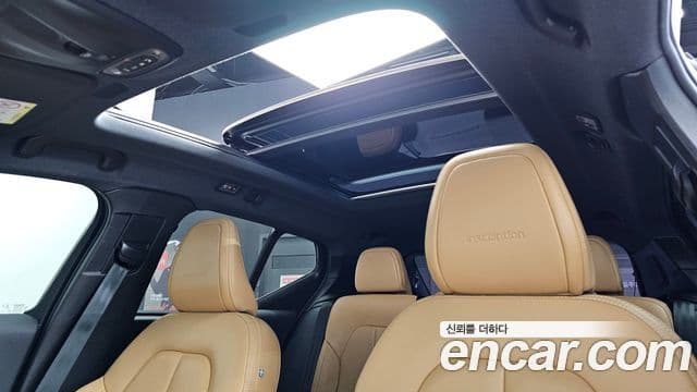 Volvo XC40 2019 — ფოტო 19/20