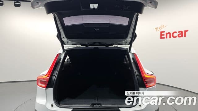 Volvo XC40 2019 — фото 20 из 20